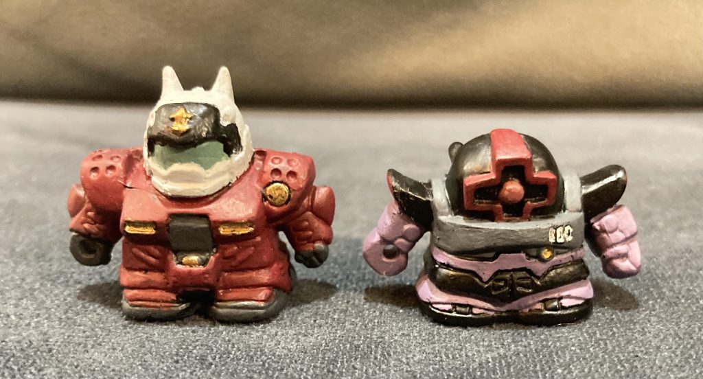 左　量産型ガンキャノン　頭の連邦軍マークが上手く塗れたのて100点。付属品のキャノンがついてればもっと点は上がった。右　ドム　100万点。半端なく上手く塗れた。綺麗な紫が作れてよかった。