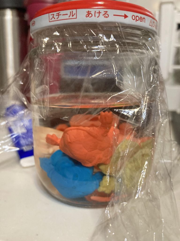 ベンジンにガン消しを投入して固めること5日〜1週間、カチカチになって塗装が剥げることなく塗れるようになります！ベンジンは薬品なので入れる時、取り出す時はピンセットなどを使うといいです。捨てる時は瓶のフタを開けっぱなしにして外に置いておくと、勝手に蒸発してなくなります。流しに流すと危険なので注意！