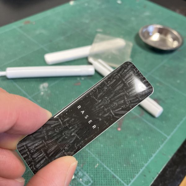 ちょっとレビューサイトやネットショップを徘徊してコイツに決めた☝️このG PARTS社のGUNPRIMER RASER PLUS、相変わらずお値段そこそこ💦しかし、もう割れないこの厚みは魅力的🎯😘　R.サカザキ「🈹Yahoo!割引クーポンを使わざるを得ない❗️」コレだとお値打ち💰🥰おぉ、なんじゃこりゃ⁉️とんでもない切削能力が備わりながらも表面はツヤツヤ、これまで2回ヤスってた作業が大幅に短縮出来そう🥳　どういう原理のヤスリなんだかよく分かりませんが　400番の研磨力に2,000番以上の仕上がり、ヤスリ2枚分とすればコスパ&タイパ良さそう😬　目詰まりは転倒防止ジェルで👍👍（2枚目）