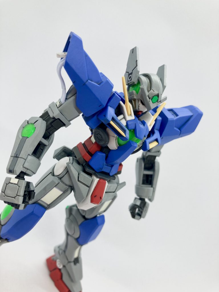 改造箇所①頭部の内側を削り顔がよくみえるように。②角を半分切り、アストレア風に。③耳にディテールアップパーツを貼り付け。④首の延長。⑤腰の延長。⑥両肩の端、くるぶしにディテールアップパーツを。⑦頭部の中央、膝とくるぶしの後ろに緑色のマテリアルシール貼り付け。⑧脇腹のインナーパーツが破損、穴が空いてしまい誤魔化すため、丸いディテールアップパーツ貼り付け😭