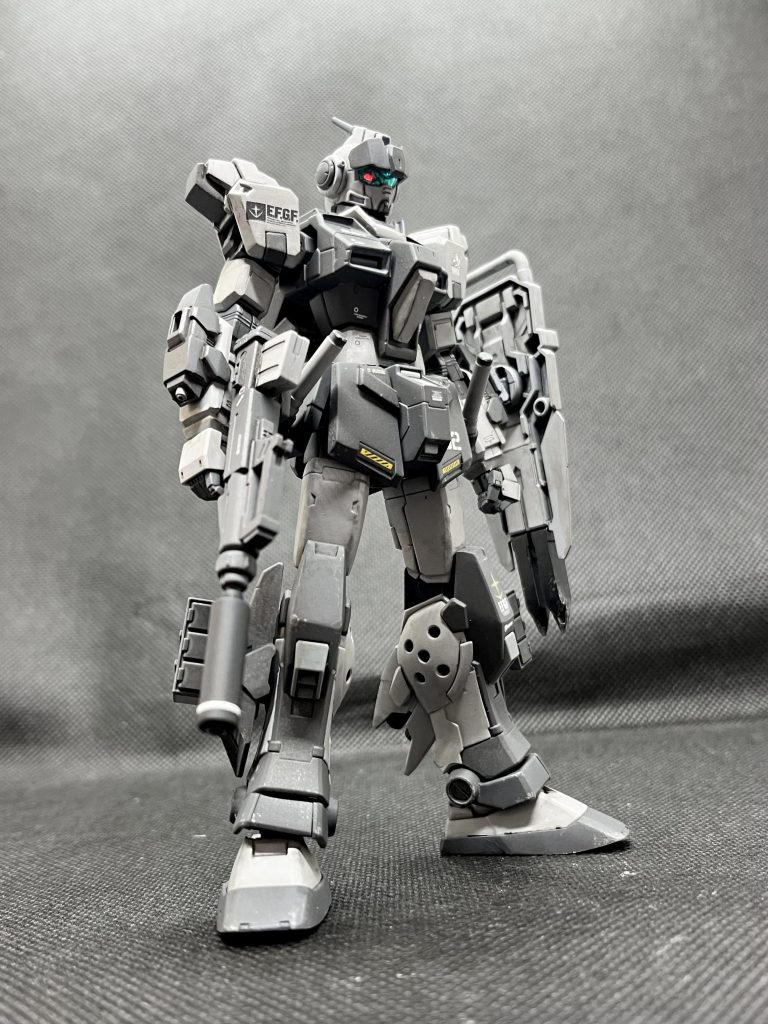 2. 現場の反応：異質な「怪物」 アスタロスを追い、荒野を駆けるWD隊のキャリア・ビーに運び込まれたのは、全身を砂漠戦用のサンドカラーではなく、不気味なミッドナイトブルーに染めた機体。&nbsp; * ヴィッシュ・ドナヒュー（荒野の迅雷）との接触： &nbsp; &nbsp;通常のジム・スナイパーIIや量産型ガンキャノンとは明らかに一線を画す出力と推力。ドナヒューのグフ・ヴィゾフニールと対峙した際、レイヤーが意図しないタイミングでHADESが発動。圧倒的な機動性でグフを圧倒するも、レイヤーは「機体に振り回される」恐怖を感じます。