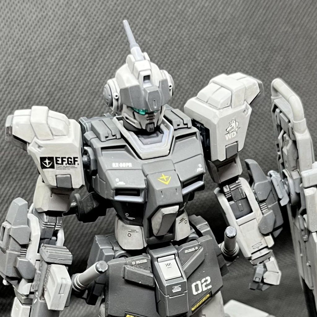 ストーリー：蒼き死神の漂着1. 配属の経緯：不具合か、それとも「実験」か オデッサ作戦以降、地上でのジオン公国軍の敗色を決定づけるべく、連邦軍高官は新型機の「実戦データ」を渇望していました。 &nbsp;本来、ペイルライダーはオーガスタ研究所で秘密裏に調整されるべき機体でしたが、最新鋭機ゆえのOSの不安定さと、搭載されたHADESのブラックボックス化された挙動が問題視されます。そこで、極限環境での運用能力と実戦経験が豊富なマスター・レイヤー中尉率いるホワイトディンゴ隊に、「評価試験」の名目で強引に一機の重装仕様機が押し付けられます。&nbsp;