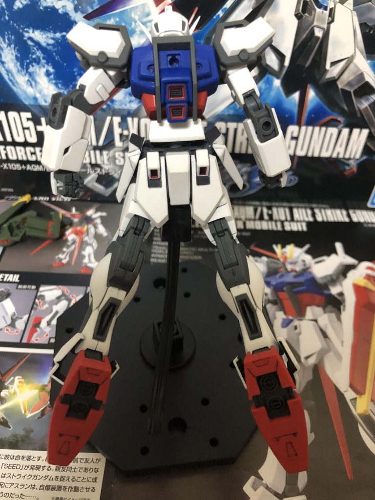 HGの中でも色分けをかなり頑張ってくれているストライクですが後ろから見ると思ったより色が足りないところがあります。特にバーニアの塗装は面倒ですが綺麗に塗れると嬉しいしグッとかっこよくなりますよ