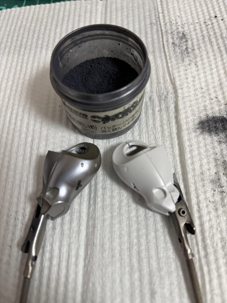 今回全身を銀さんで仕上げました。パーツに擦り付けるだけでメタリック調の銀色になります。