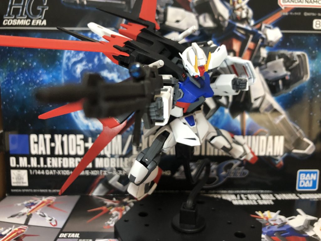 エールストライクエールパックはEGのオプションパーツセットを使い、ビームサーベルの持ち手はHGの物を使いました。ライフルは黒鉄色で塗っております、エールは取って付けた感があって最初はあんまり好きじゃなかったんですけど砂漠編のラゴゥ戦でめっちゃ好きになりましたね