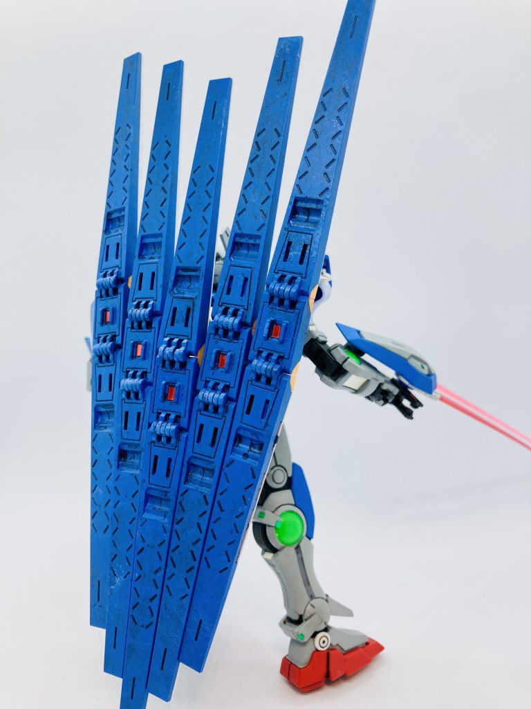 フィンファンネルの真ん中に赤のマテリアルシール貼り付けでディテールアップを。