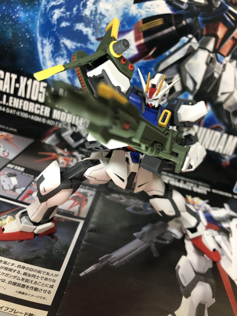 ランチャーストライクパーツでほとんど色分けされていて塗る必要が無かったので組み立てていて凄く楽しかったです唯一足りなかったスコープはアクリジョンのメタブルーで塗ってからレジンを乗せてあります。劇中での活躍もかなり印象に残っていてスペエディで挿入歌でzipsが流れた時はすんごい興奮しましたアグニは効くぜ！