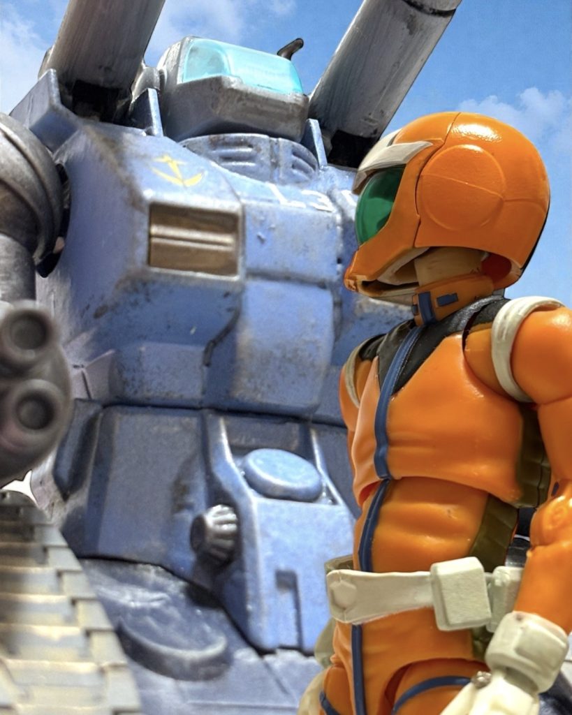 「前に出よう。」　作戦打合せが終わると、地球連邦軍第22遊撃MS部隊ガンタンク隊”ライオンズ”のスコット・ヤング軍曹が言った。その瞳には、決意の色が宿っている。「タンクの運動性で前に出たら、狙われる。この間もそれでほとんど壊滅してる。」　同僚の、ジムのパイロットが語気を強める「だから、少尉が守ってくださるんでしょう。」　スコットは微笑んで言う。「前でも後ろでも、少尉がお隣なら安心ですよ。」「言いやがる。」　ジムの少尉も笑った。