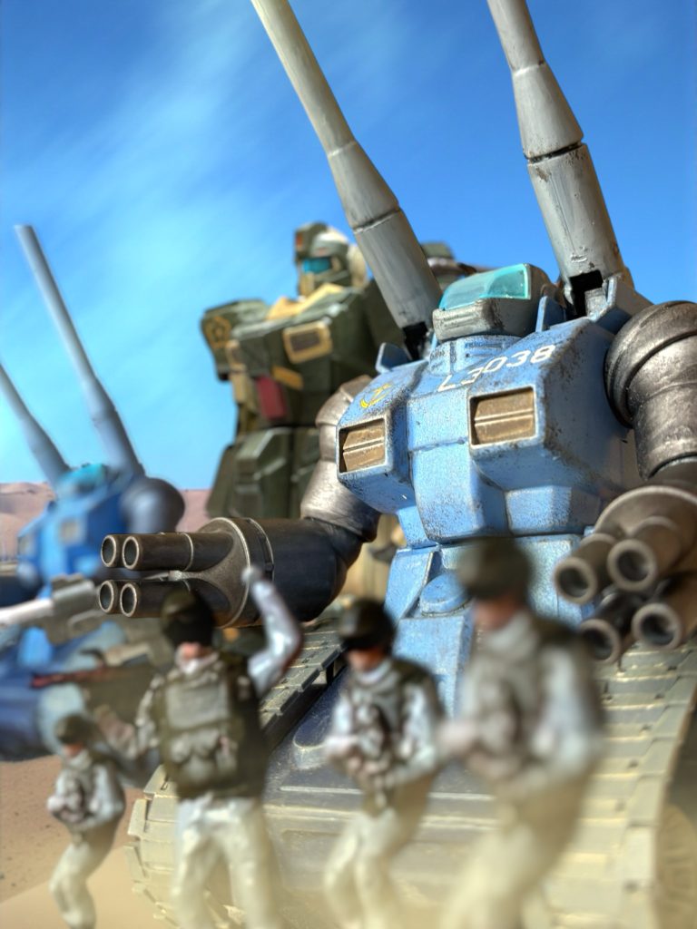 　北アフリカから中東。ジオン公国軍の勢力圏だった砂漠地帯を取り戻すための、ベルベット作戦も、いよいよ大詰めだ。彼らのいる旅団は、サラサール湖付近のジオンの大規模拠点を攻める。　航空機の爆撃と、ガンタンク隊の集中砲火による先制攻撃。その後に６１式戦車とMSが雪崩のようにが斬り込む”物量戦術”。オデッサの高山地帯を陥落させてからの、地球連邦軍の常套手段だったが、最近、彼らのいる隊の戦術の趣は少し違う。　妙に勘の良いエース。　機動力と火力のある新型機。　そいつが真っ先に敵陣に斬り込み、先鋒を崩す。その後に、打撃を加える。　”面”で破壊してきたこれまでの戦い方とは逆の、錐で開けた穴を押し広げるような戦い方だ。