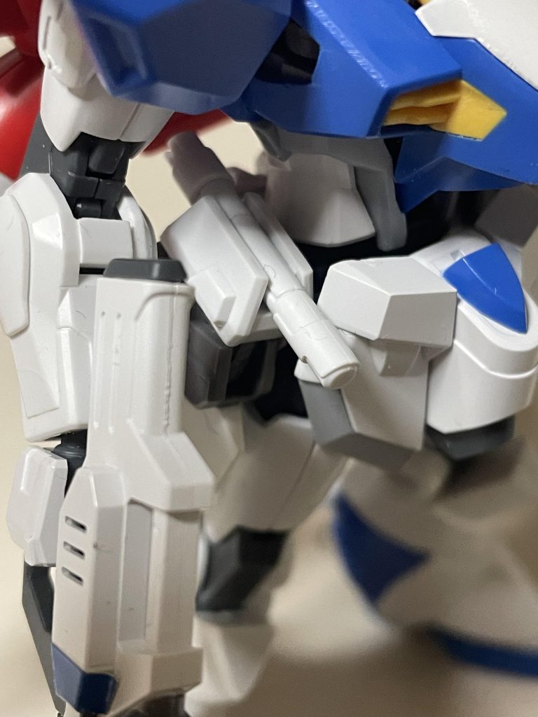 シールドのものとは別に左右腰に一本ずつビームサーベルを装備サイドスカートとビームサーベルはマイフリから流用しました