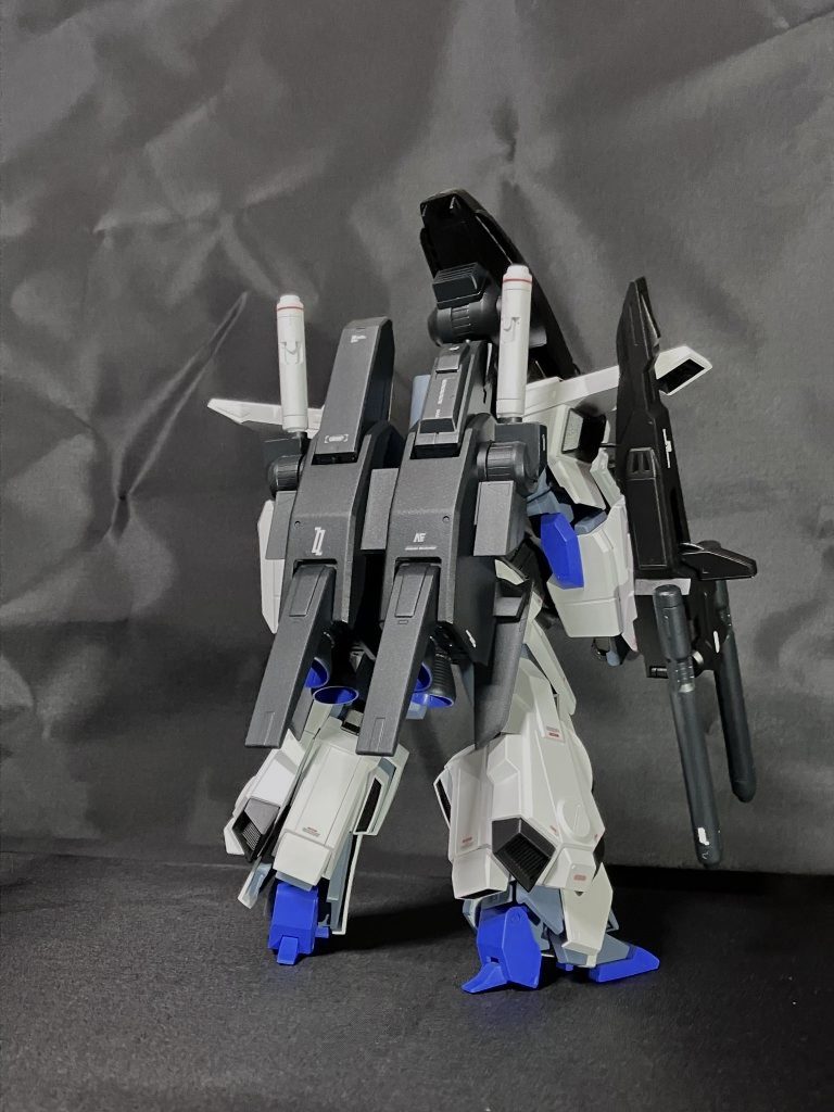 バックパクは無改造です。これをFAZZのものに改造する技術もアイディアもありませんでした。