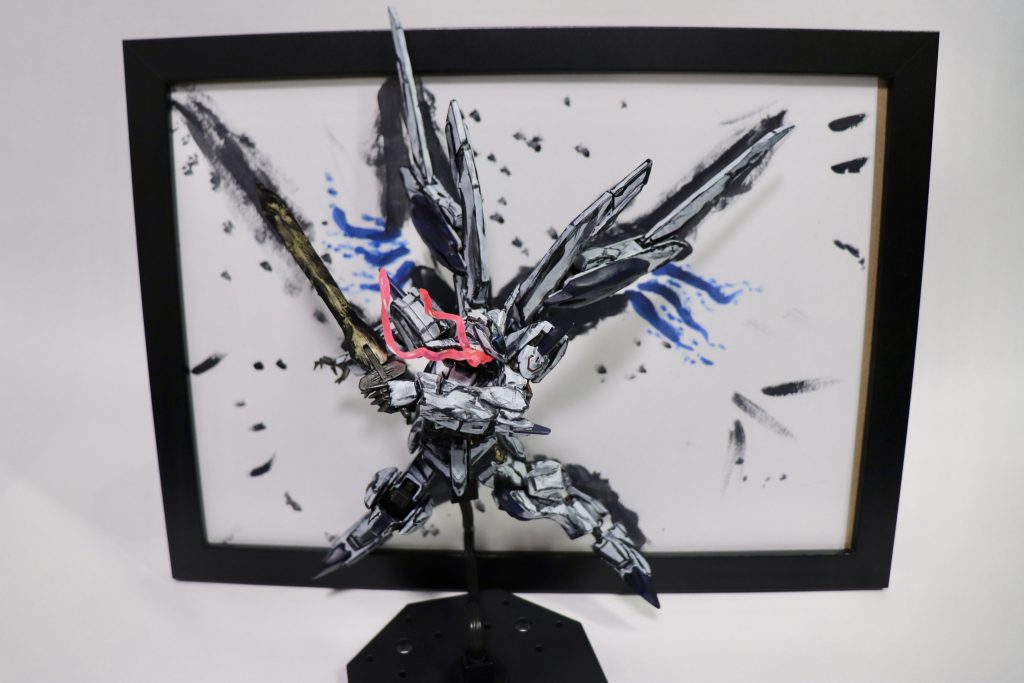 バエル。最終決戦をイメージしているので片手剣でポージングを考えました。背景は百均のA4写真立てを使用し、中身は画用紙です。