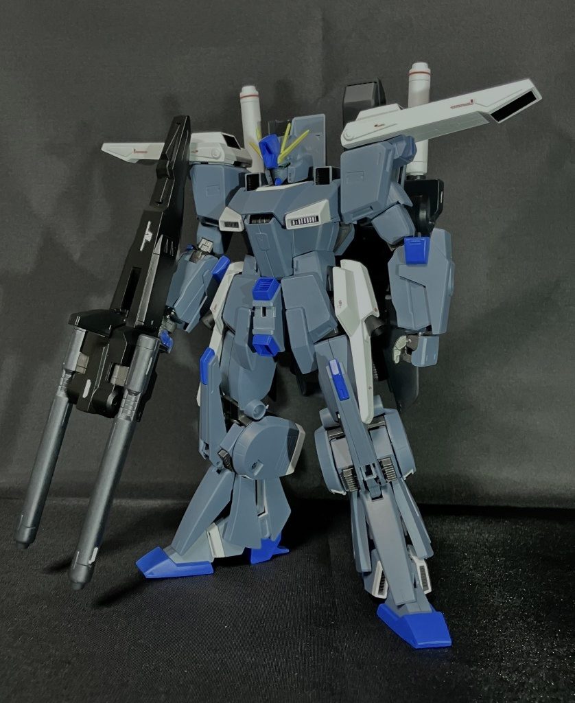 個人的にFAZZは中身の素体もすごくカッコいいと思うんですが、設定ではフルアーマーの着脱が不可らしいので、これはは存在しない幻の姿なんでしょうか。