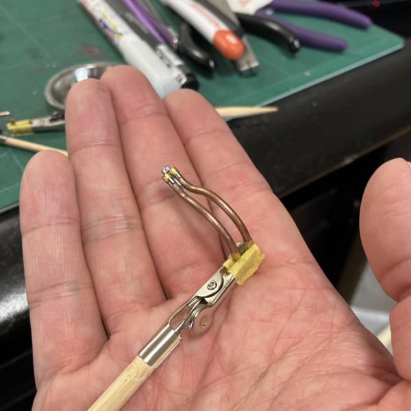 リアルグレードはトールギスIII、純白の清潔感溢れる貴賓に満ちたモビルスーツ🥰が❗️最近の私にはもうメタリックマーカーやらメタルパーツの中毒なので純粋なトールギス好きの方には申し訳ないくらい元の良さを置いていきそうです😬とりあえずは仮組みして、加工ポイントのチェック、、そうか！ココで関節やらの写真を残しておけば作成中に塗装忘れがなくせますね🥴たまに、完全に隠れて見えない所にもマーカーしてますし😅💦（2枚目）