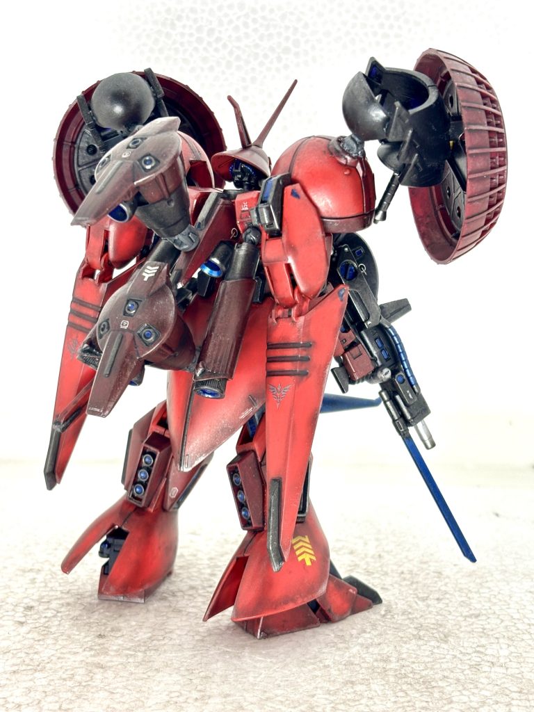 背面にはフレキシブルブースターを装備。俊敏で正確な機体制御を可能にした。またプロペラントタンクブースター（鉛筆キャップ）は継戦能力をたかめ、直線攻撃の加速力に寄与する。立ち姿。背面。