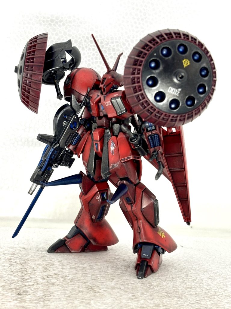 両肩のシールドは拡散ビーム砲も装備し、攻防一体の武器となる。またサーベルはギャン譲りの直線的な格闘戦に力を発揮する。また、膝にはヒートサーベル式のスピアを装備、近接格闘戦における膝蹴りで敵の急所を貫く。立ち姿。正面。