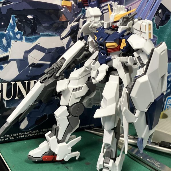 機動戦士ガンダムエイトより、主人公機のガンダムジリウスですね🤩背中の🦖ゴジラみたいなフェザーエクステンションが特徴的で未来感に満ちたヒロイックなガンダム🥴　装甲がパージ出来たりするので追加装甲や戦闘モードに合わせたパック展開もありそうな👍🥰　カラーパッケージなんだから一般販売すればいいのに😑ガンダムタイプはメタルパーツが活かしきれないことが多いのでメタリックマーカーをどこにベタベタしてやろうか思案中、楽しいひと時🥳🤟（3枚目）