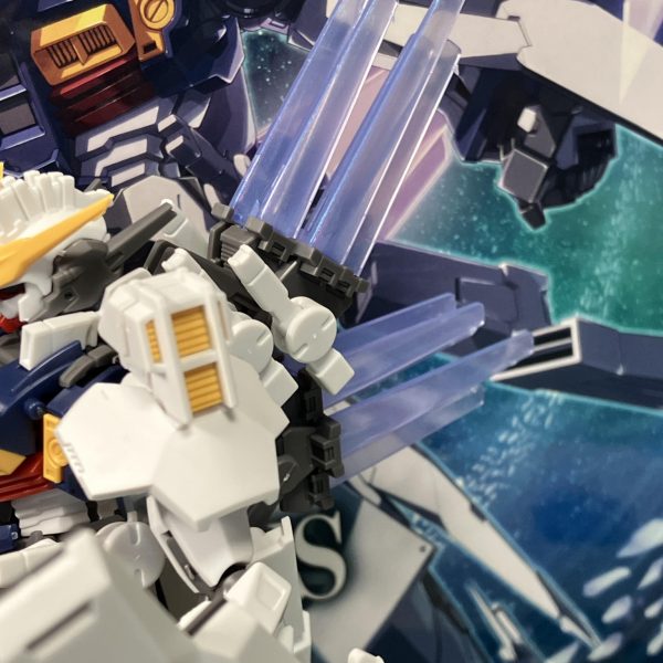 機動戦士ガンダムエイトより、主人公機のガンダムジリウスですね🤩背中の🦖ゴジラみたいなフェザーエクステンションが特徴的で未来感に満ちたヒロイックなガンダム🥴　装甲がパージ出来たりするので追加装甲や戦闘モードに合わせたパック展開もありそうな👍🥰　カラーパッケージなんだから一般販売すればいいのに😑ガンダムタイプはメタルパーツが活かしきれないことが多いのでメタリックマーカーをどこにベタベタしてやろうか思案中、楽しいひと時🥳🤟（2枚目）