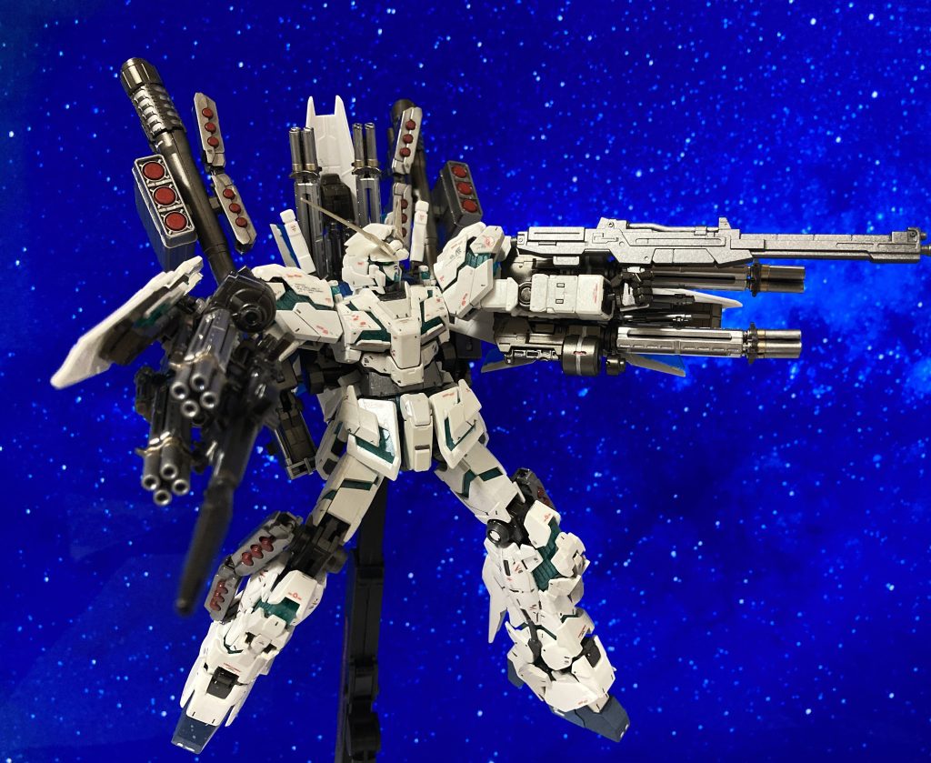 白部分はホワイトパール、内部フレームと武装はガンメタルを中心にシルバーやゴールドを一部アレンジで追加しました。