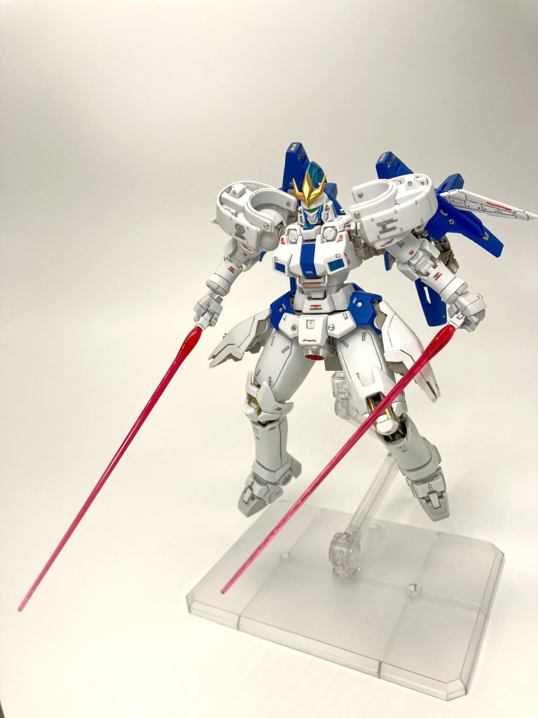 シールド裏には2本のビームサーベル、もちろん二刀流も🤩 余談ですが、トップコート直前に右膝のアーマーが破損しました😖