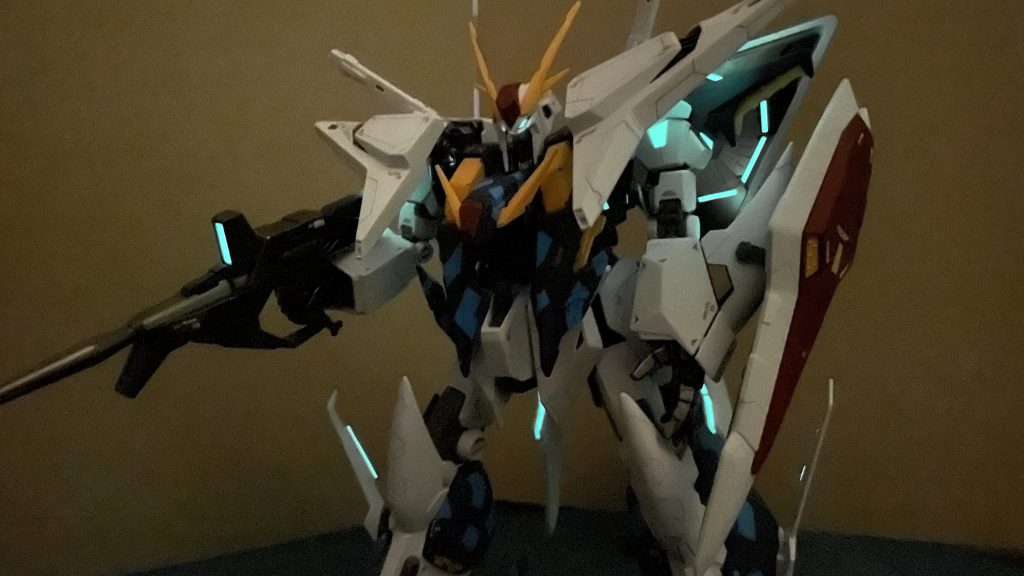 スジボリと迷彩風の塗装で賑やかくしてみました。蓄光テープを貼ってみました。画像を加工しなくも発光表現できるのがいいですよね。