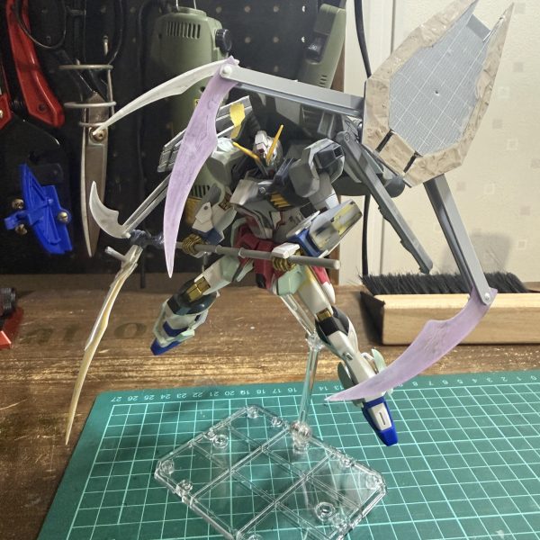 シールドようやく形になりました。元々のシールドより一回り大きくしています。内側には隠し鎌をしこんでいます。&nbsp;（4枚目）