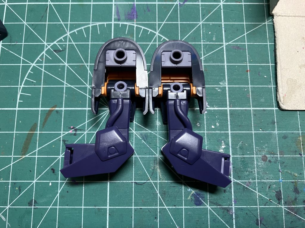 　肘関節は開口部を削り込んで90度曲がるようにしましたが、元から余り動かないので意味なかったかもしれません。動力パイプと基部に阻まれる...。