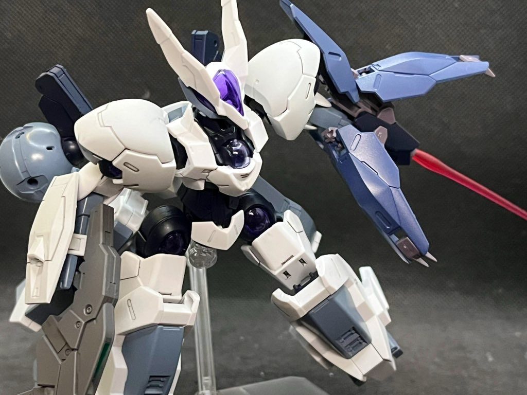 左腕はミカエリスのビームブレイサーを装備。本家同様様々な機能が搭載されている。