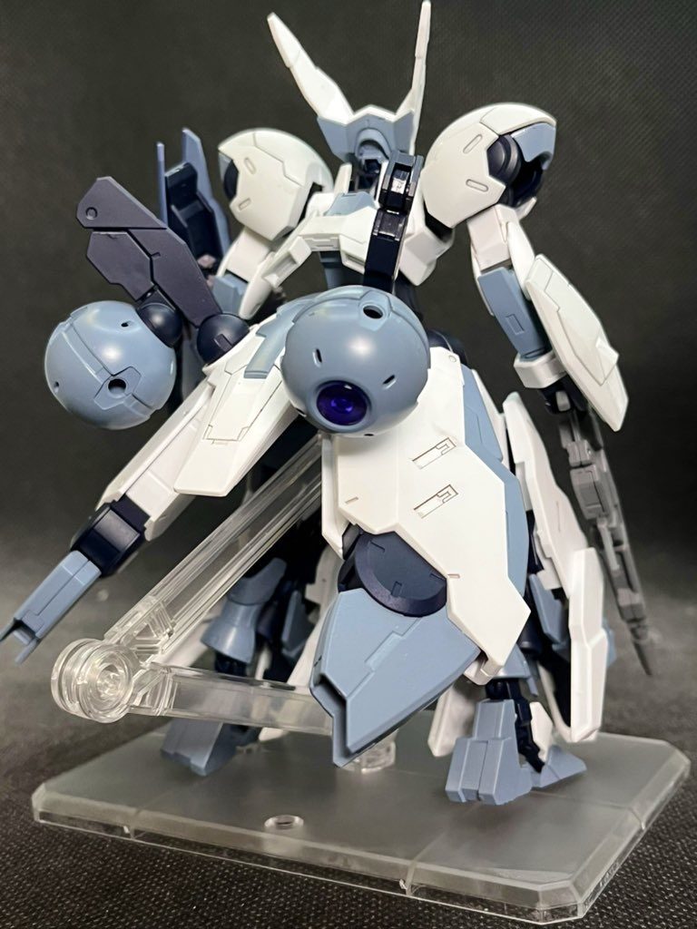 右腕には小型のシールドが搭載されており、ビームサーベルの展開も可能。あくまで予備兵装という位置付け。また、背部には対GAND-ARM専用装備『ノンキネティックポッド』が搭載。