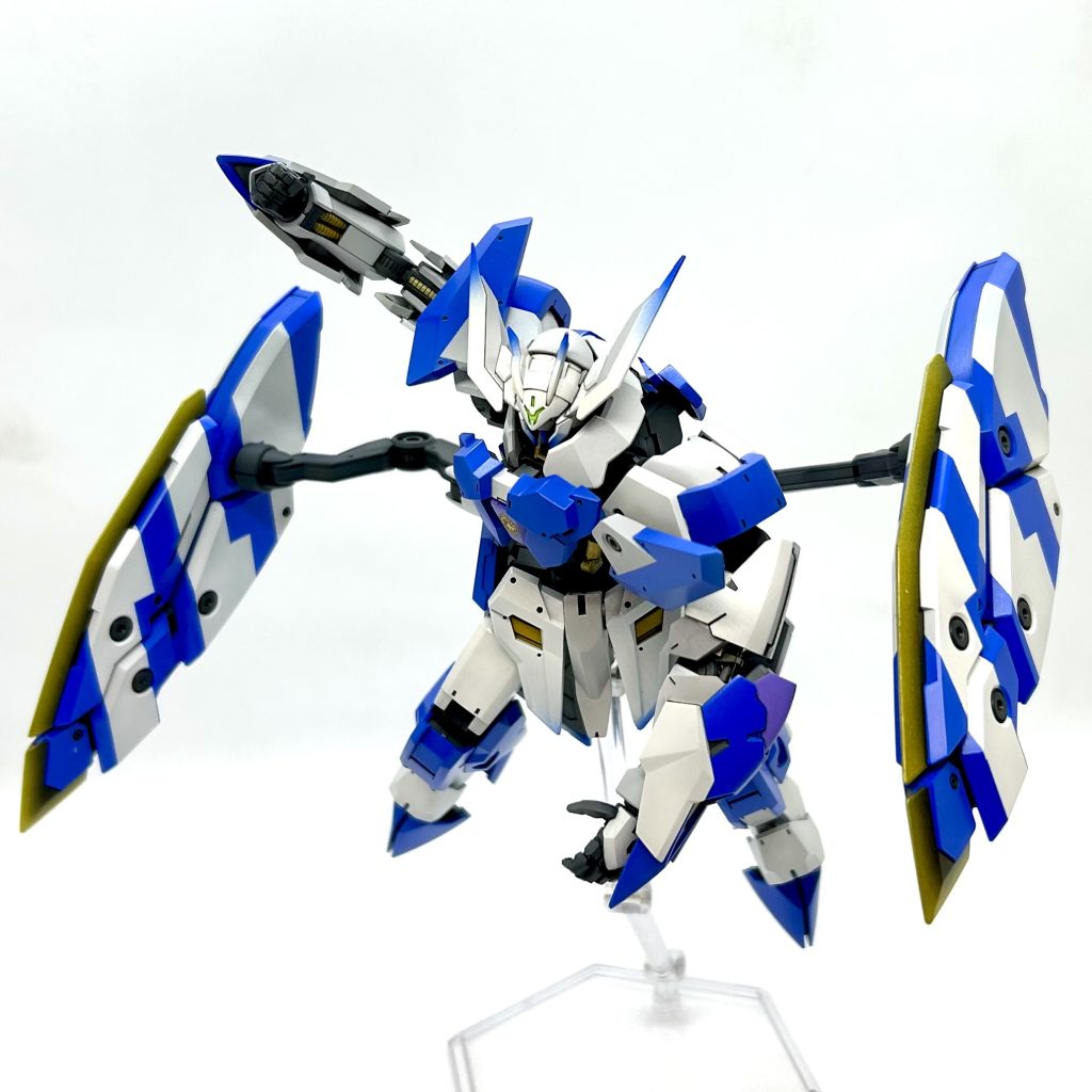 だったら、カラーリングも思い切って対極の清潔感あふれるものにしちゃいましょう‼️んで、出来上がったのコレ🤭塗り始めたときのコードネームは…『Hi ν the GUNDAM(ハイニューザガン)』でした🤣