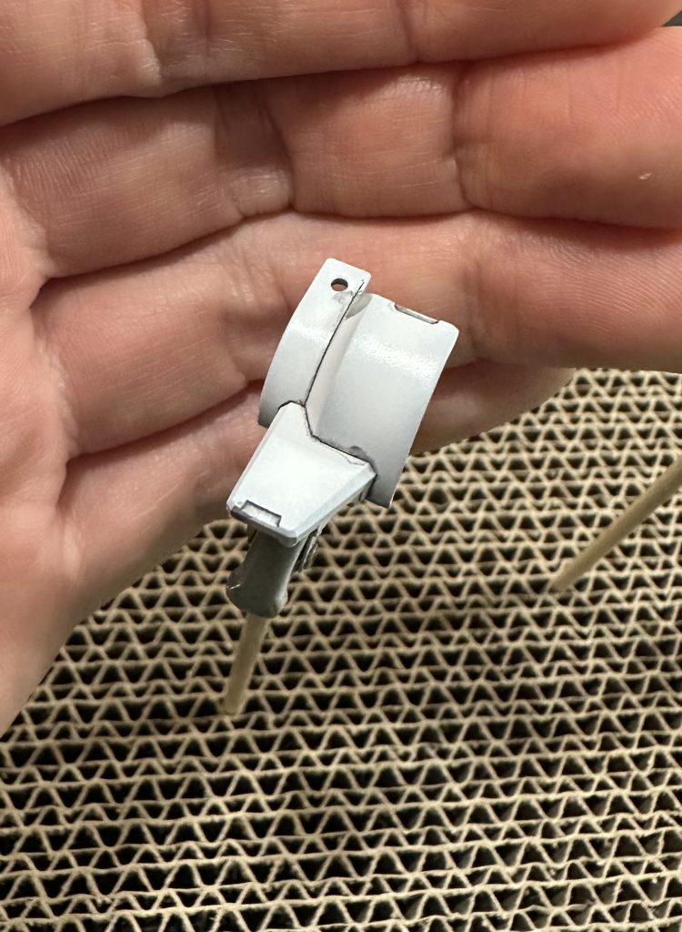 黒立ち上げの練習も兼ねてましたが、中々難しい。コレぞ塗装の醍醐味か。とやってて楽し過ぎました。結局楽しくなって全塗装になるのはあるあるなんですかね？w外部装甲-クールホワイト(100)内部フレーム-メカサフスーパーヘビィ(100)トサカ-モンザレッド：レッド(9:1)黄色パーツ-オレンジイエロー:イエロー(7:3)ドーバーガン-焼鉄(100)