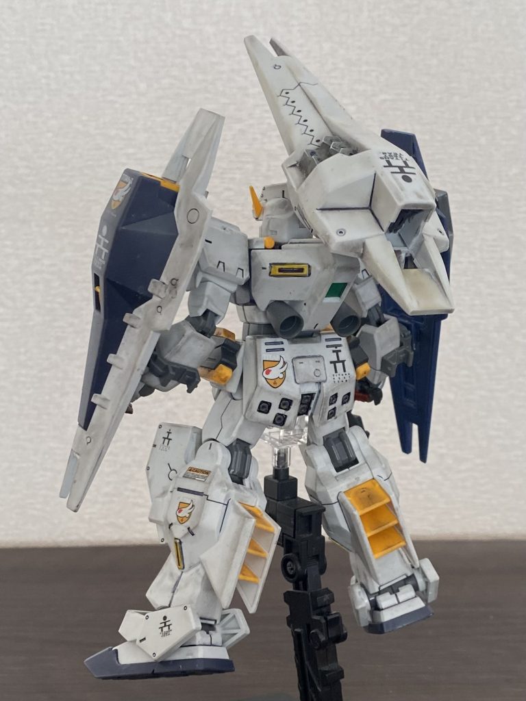 背面。肝心の腰アーマーのエンブレムデカール貼り付けに失敗してしまった為、やむなくT3部隊章を貼ってます。悔やまれる…