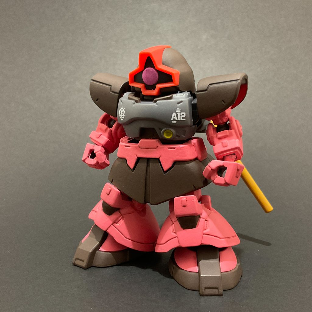 本体のピンクはクレオス ジークアクスカラーの赤いガンダムピンク、ドムで言う黒い部分は水性ホビーカラーのマホガニーで塗っています。胸にRGシャア専用ザク用のガンダムデカールを貼っています。工作はヒケ処理のためのヤスリ掛けや脛の部分の合わせ目消しをしたくらいです。