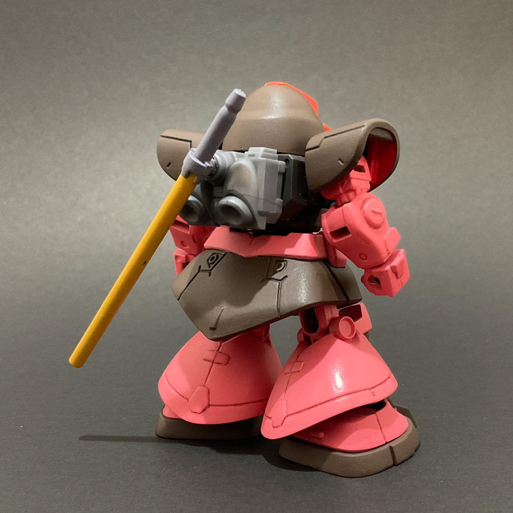 EXパーツにより陸戦型のドムと比較してスカートと背中のバーニアノズルが大型化され、写真はありませんが足の裏もホバーではなくバーニアに変更されています。ただ、スカートや裾の中のバーニアは再現されていません。旧キット1/144リックドムも再現されていなかったし、許してくださいませ・・・