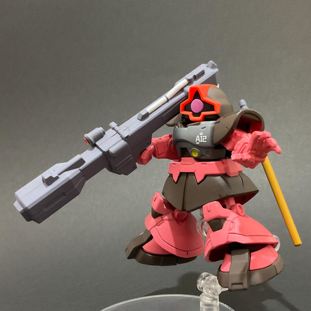 やっぱりビームバズーカは持たせたいですよね。ただ残念ながら両手持ちはできません。届かん(笑)