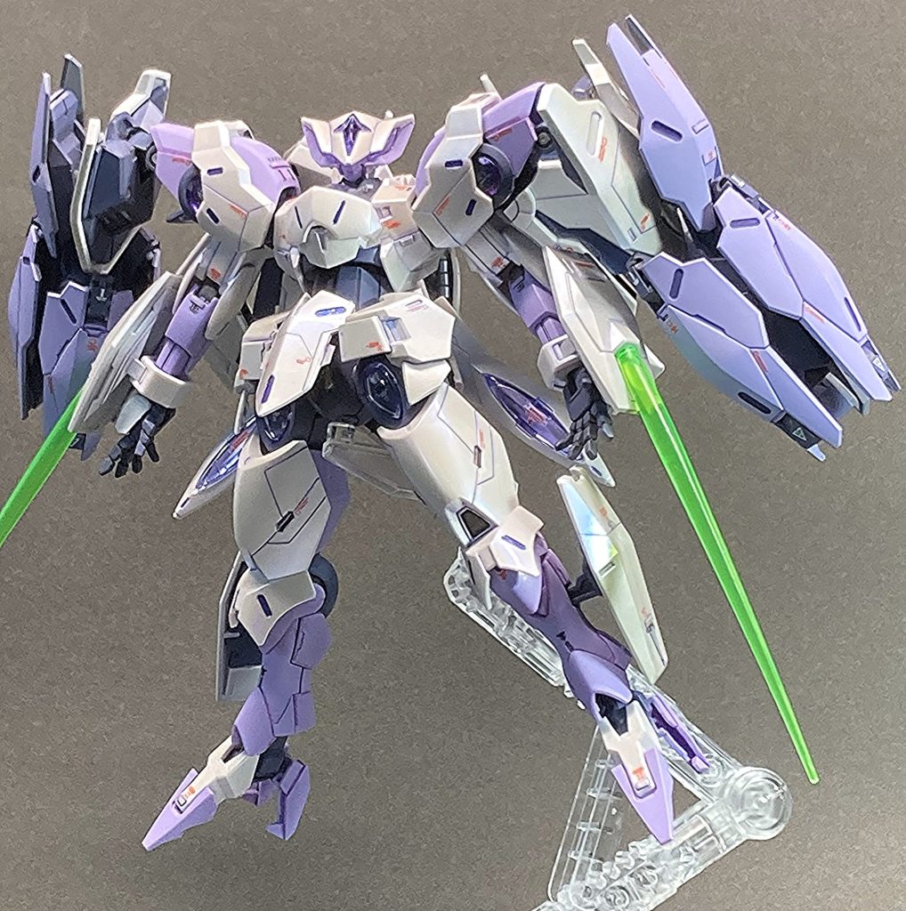 【きっかけ・始まり】ある作品でミカエリスの足を2体分使ってしまい、足のないミカエリスが2体残りました。何か使い道はないかな・・・。特徴的なビームブレイザーも2つもあるけど・・・。【ミキシングの基本方針】同じグラスレー社のベギルベウにミキシングして、「ベギルベウ強化版!」っていうのはどう?【ここから生まれるストーリー】①グラスレー社は、旧型になりつつあるベギルベウの後継機(つまりベギルペンテ)の開発を急ぎたかった。②そこで、同社のミカエリスのノウハウやパーツを流用することで、ベギルベウをアップデートし、後継機ロールアウトまでの繋ぎとした。・・・っていう話で行こう!【それを受けて、製作のルールは・・・】①元のベギルベウとの違いがあちこちにありつつも、一見してベギルベウがベース機だと分かるような姿に仕上げたい。②頭部と背中の羽根はベギルベウの特徴的記号なので、必ず残す。③ビームブレイザーはミカエリスの特徴的記号だから、あえてそのまま流用する。④ビームブレイザーが装備されるなら、その前身であるノンキネティックポッドは廃止。⑤ミカエリスを超えるようなトンデモ兵器や最新装備等はつけないこと。…と、こんな構想で作っていきました。