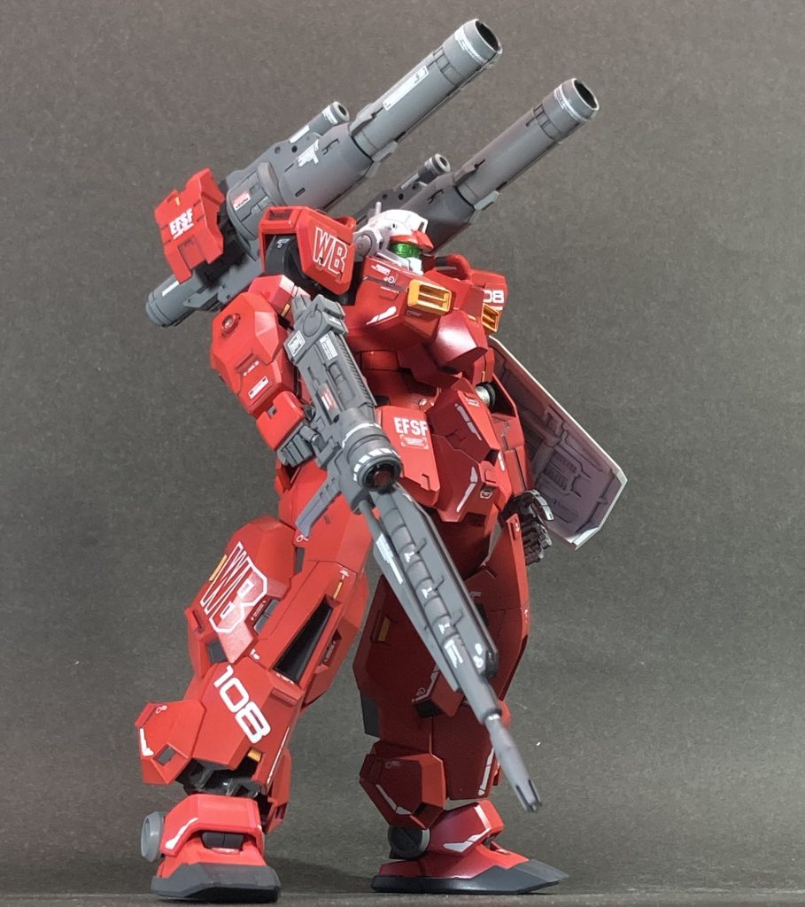 【きっかけ・始まり】「ガンキャノンが作りたい!でも、店頭にない!転売屋の手助けはしたくない!」ということで、代わりにルブリス・ウルを購入し30MMのキャノンを背負わせてみたけど、なんか違う・・・。たとえ全身を赤く塗っても、これでは・・・。どうしよう・・・。・【ミキシングの基本方針】全身にわたってガンキャノンに寄せて改造・・・というのはとても無理だけど、「連邦の機体」をイメージさせる記号をちりばめたら、割とガンキャノンになるのでは?やってみよう!【ここから生まれるストーリー】今回は、ガンキャノン強化型とか、後期型とかの設定は、あえてしない。カイが乗っていたガンキャノンを作っているんだ!と思い込もう。【それを受けて、製作のルールは・・・】①連邦の機体をイメージさせる記号として、ジム改から、肩・フロントスカート・リアスカート・足先を移植して馴染ませよう。②頭もジム改から。それだけでも連邦感はあるけど、ここはガンキャノンに寄せて改造しよう。③胸には「黄色いダクト」を追加して連邦機のイメージに。④ライフルは、本家ガンキャノンのものを意識しつつ、ロングバレルの長距離射撃用を作ろう。⑤塗装はガンキャノンの赤色で。デカールは「E.F.S.F」「WB」機体ナンバーの「108」等を開き直って堂々と貼っていこう。⑥カッコいいからと言って、余計なもの(ウィングとか、ブースターとか)をつけたりせず、シンプルなガンキャノンを目指そう。…と、こんな構想で作っていきました。