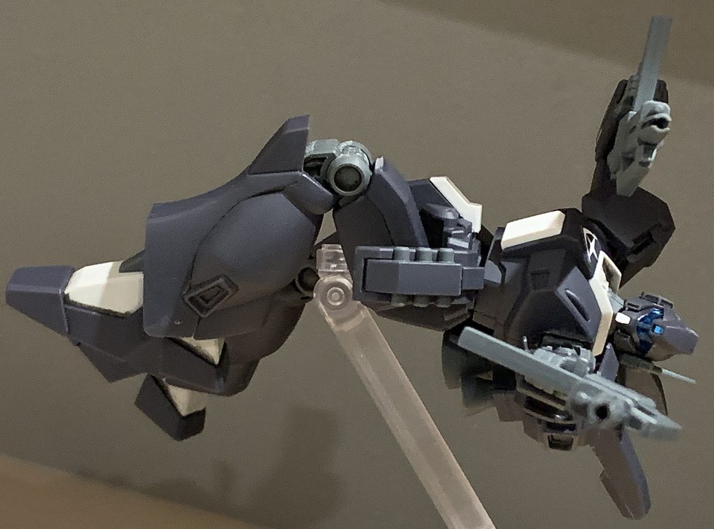 飾るときはアクロバティックなポージングが、ばえるガンプラだなと思います。