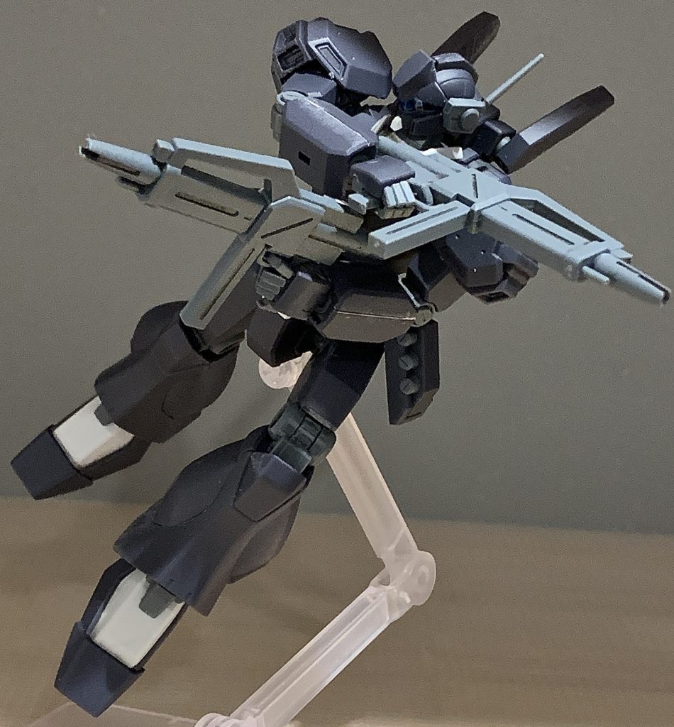 メイン武器はビームライフル二丁ということで、シンプルにかっこいい分ポージングも悩まされる。