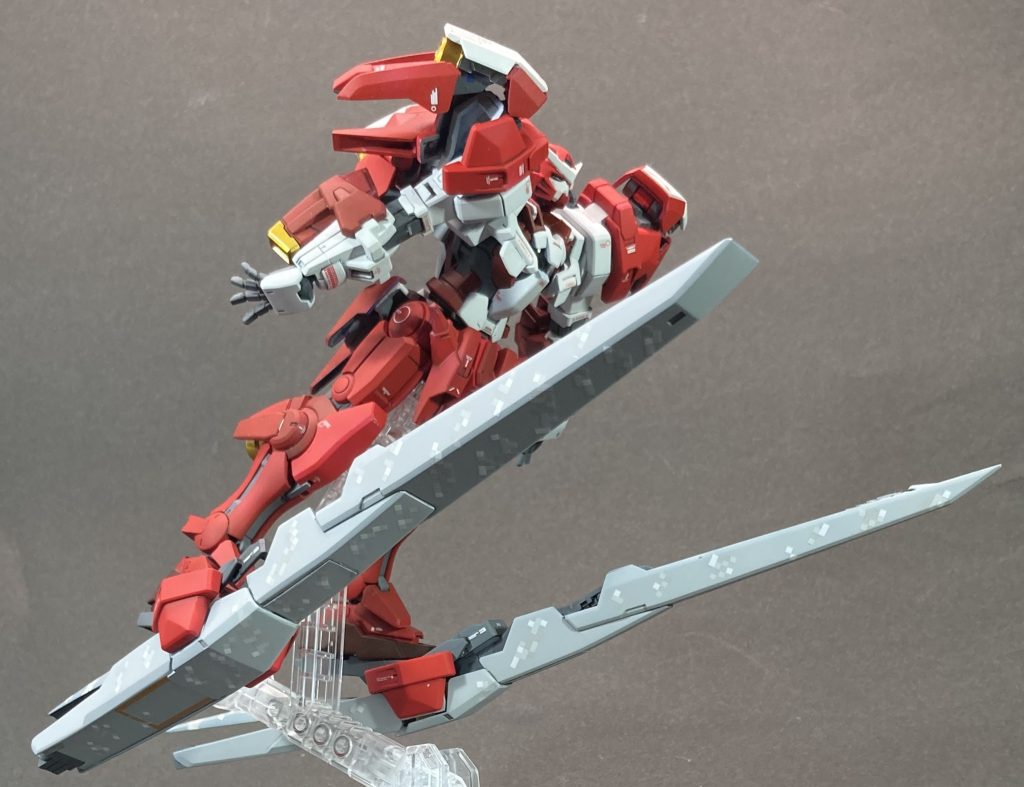 ベースキットは「スキーを履いているMSといえば、HGアヴァランチエクシアダッシュ！」ということでにすぐ決まりました（←それ、スキーじゃないですけど）。しかし、スキーとしては意外と短い！そこで、ハルートのパーツを使ってスキーを延長し、ジャンプシーンを再現しました。&nbsp;