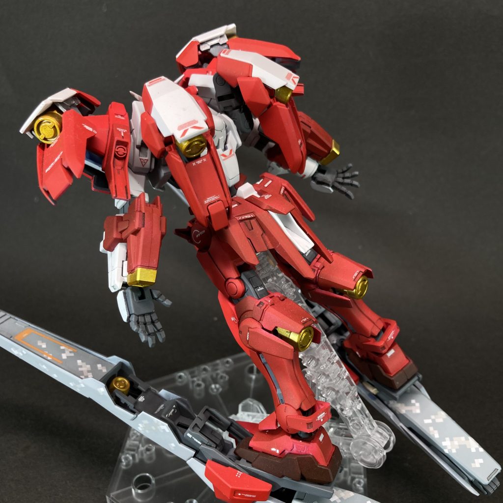 下半身は、シュッと伸びたジャンプ姿勢を再現したかったので、スネのアヴァランチユニットは取り払って、そのまま背中に移植して、可動スラスターユニットに見立てています。機体色の赤は、色調を変えて4色用意し、パーツ毎に塗り分けて単調にならないようにしました･･･が、効果があまり見えません。もっと大胆にやらないと･･･ですね。