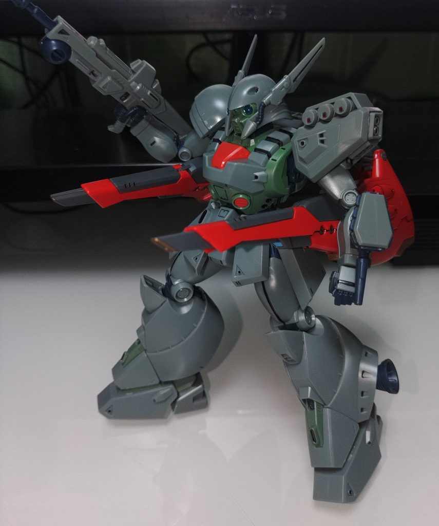 ビギナ・ゼラのバックパック装備。結合部分が共通してたので付けられたけど、それ以外の部分が干渉するので手を加えないと厳しい。ビギナ・ギナのバックパックはそのせいで付けられなかった。