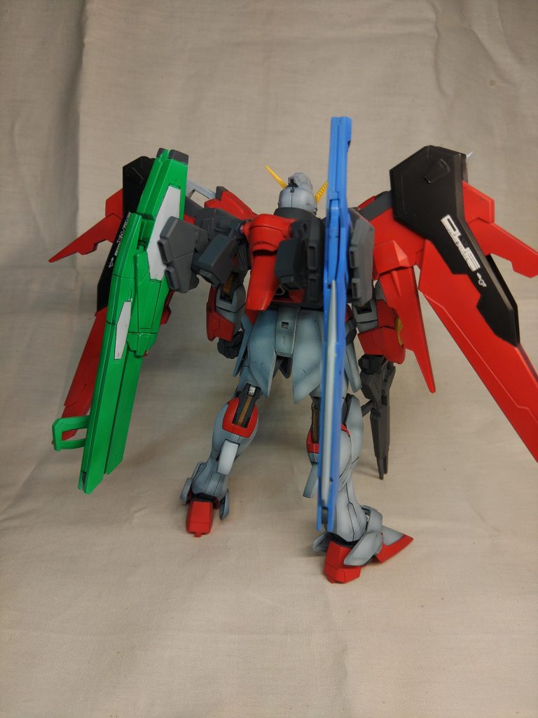 後ろ姿デスティニーのアイデンティティーの羽は、HGスクランブルガンダムから移植。丸みを帯びた形状から嚇張った形状にしてイメージの変更を。アロンダイト、名無し砲はHGダブルオースカイメビウスに付属する余剰パーツに変更。変更に伴いウェポンハンガーも交換。ウェポンハンガーはHGネプテネイトユニットの肩アーマーをそれっぽくデコレートしてます。