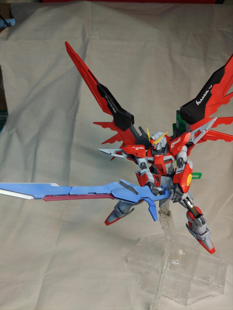 全体的に尖ったラインに変更してますまた、フェイスパーツはHGユーラヴェンガンダムから移植。元の顔があまり好きでは無かったので、交換しました