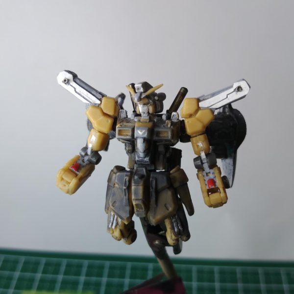 少しずつ、少しずつ・・・脚が・・・膝アーマーの位置が決まらない。調子こいて、膝から切るんじゃなかった。😣ジオンク状態。宇宙空間で脚など不要だ‼️（3枚目）