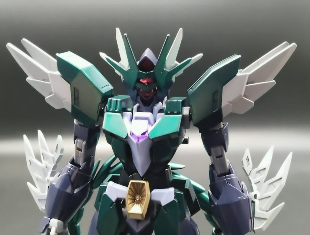 上半身アップ。頭部はアルスアースリィの頭部パーツを2セット使用してヒレをイメージしています。両腕にもヒレをイメージして30MFクラスアップアーマーのアサシンスラッシュ付属のカッター状パーツを3mm穴で接続してます。