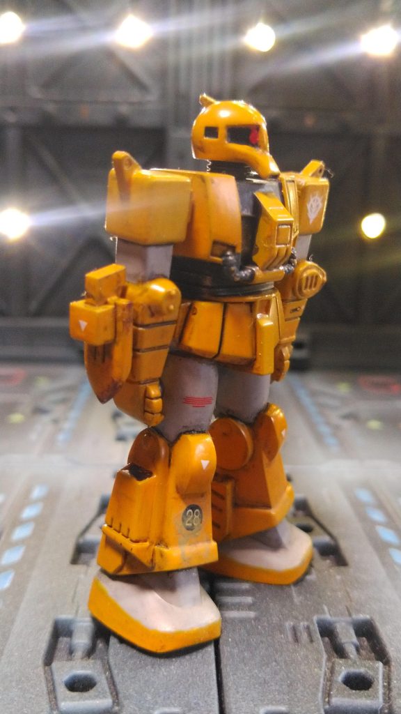 右腕のスコップは脱着可能です。