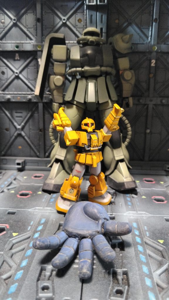 奥が1/144FGザク、手前が1/60ザクの平手です。平手とほぼ同サイズです。