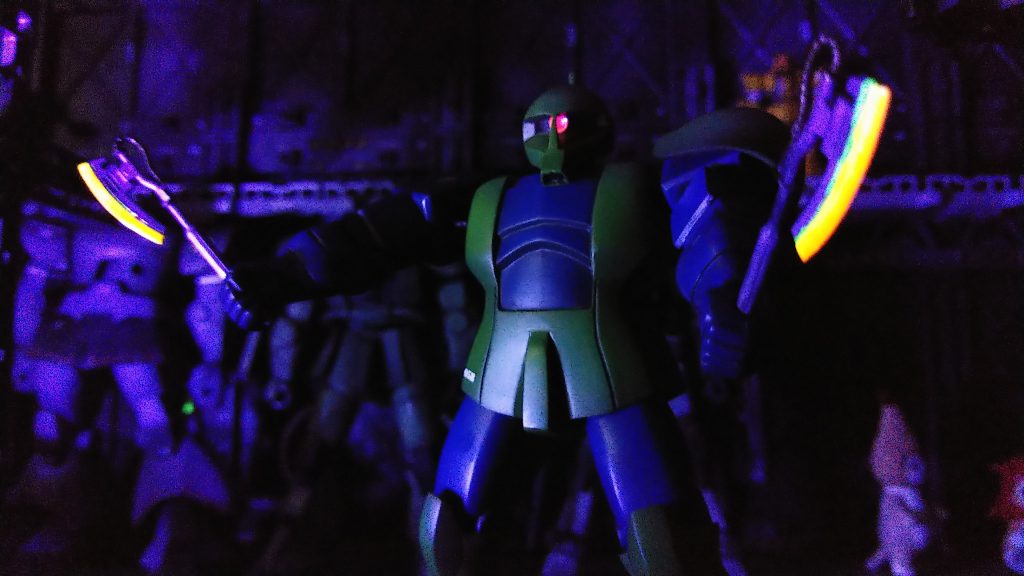 蛍光塗料でモノアイとヒートホークが光ります。