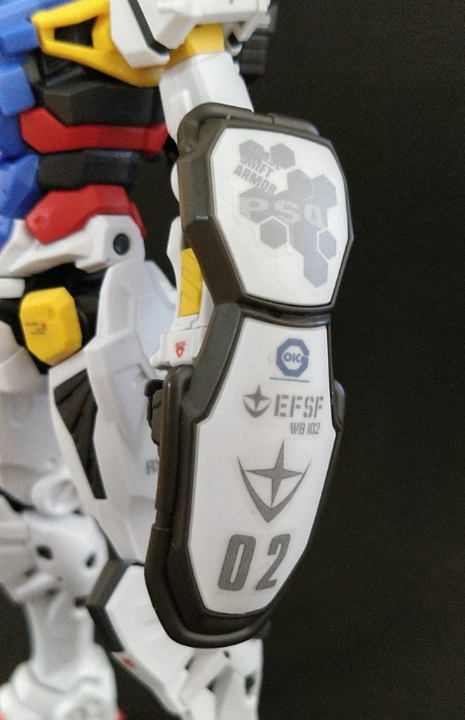 シールドはジークアクスのヤツ。大気圏突入時には白いとこが取れてエアバッグみたいなのが飛び出てきそうだよね。ちなみにビームライフルも。